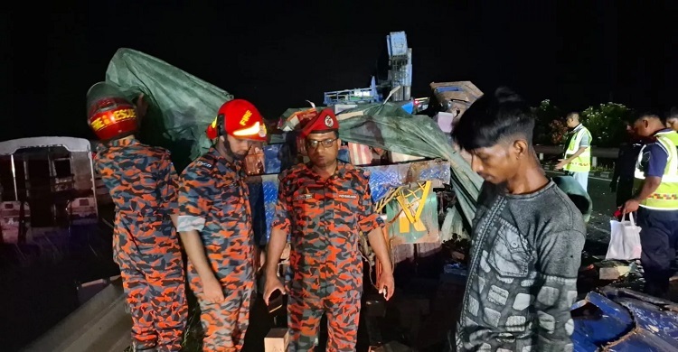 মাওয়া এক্সপ্রেসওয়েতে ট্রাকের পেছনে বাসের ধাক্কা, নিহত ৪